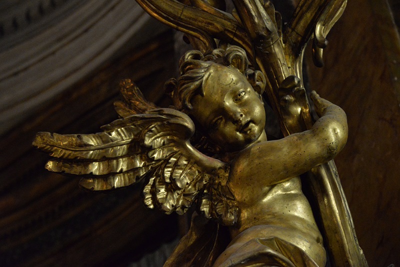 Abside particolare di uno degli angeli portacandelabro Abside particolare di uno degli angeli portacandelabro