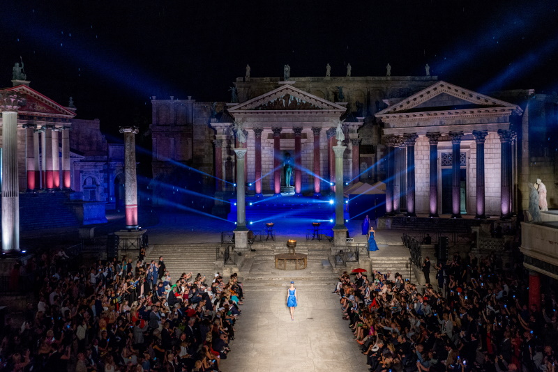 Cinecittà - Set Roma sfilata foro