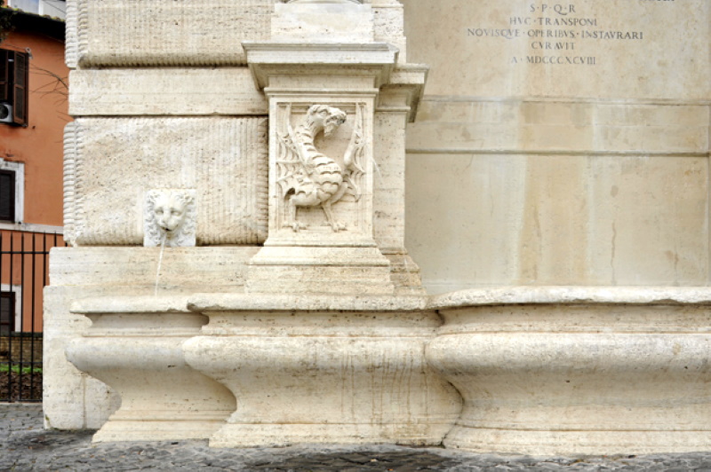 Fontana dell'Acqua Paola in piazza Trilussa, particolare Fontana dell'Acqua Paola in piazza Trilussa, particolare