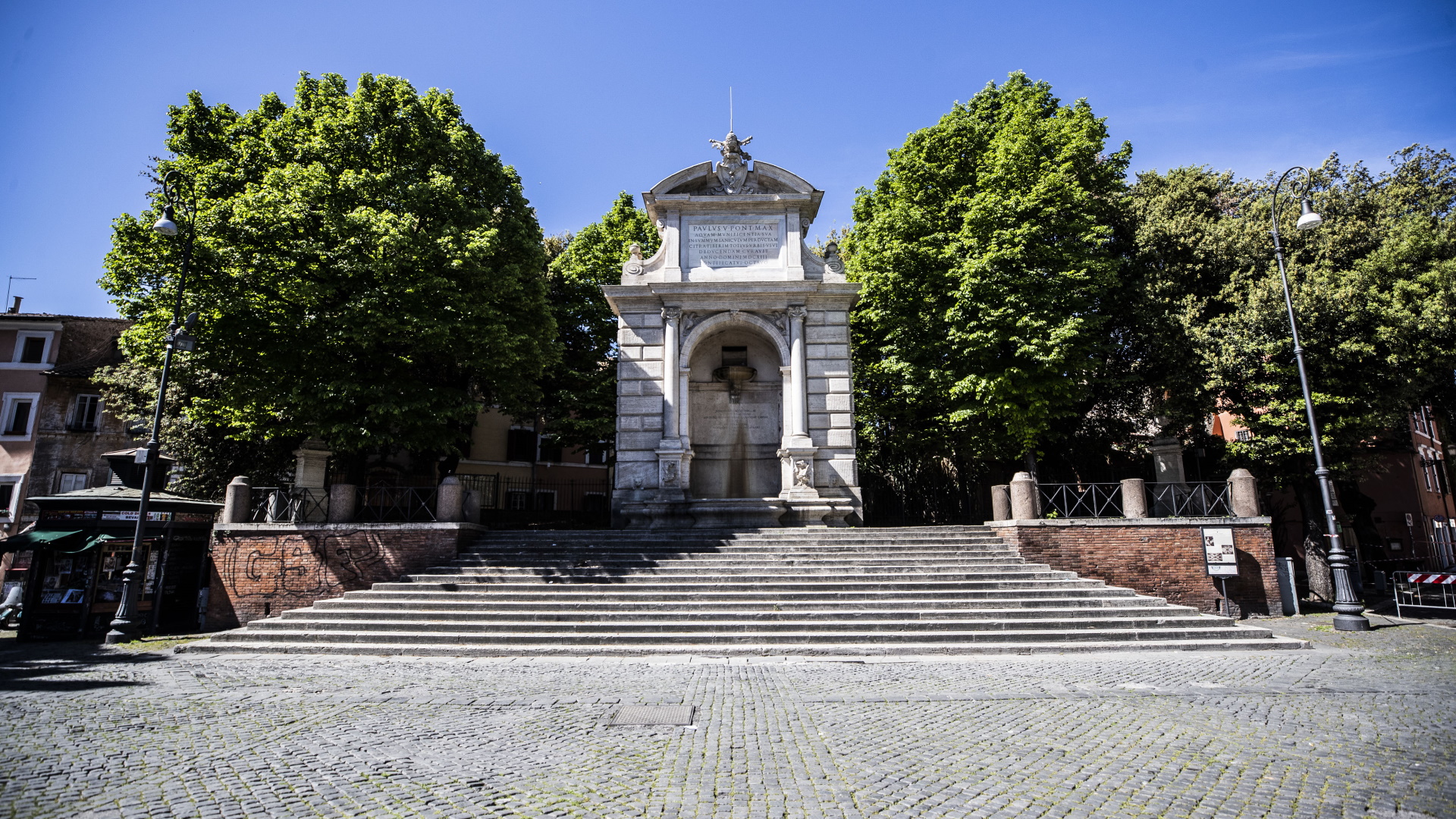 Fontana dell'Acqua Paola in piazza trilussa Fontana dell'Acqua Paola in piazza trilussa