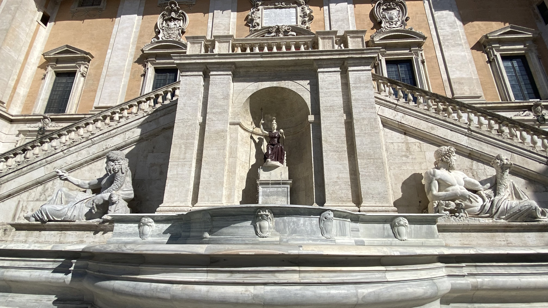 Fontana della Dea Roma in Piazza del Campidoglio Fontana della Dea Roma in Piazza del Campidoglio