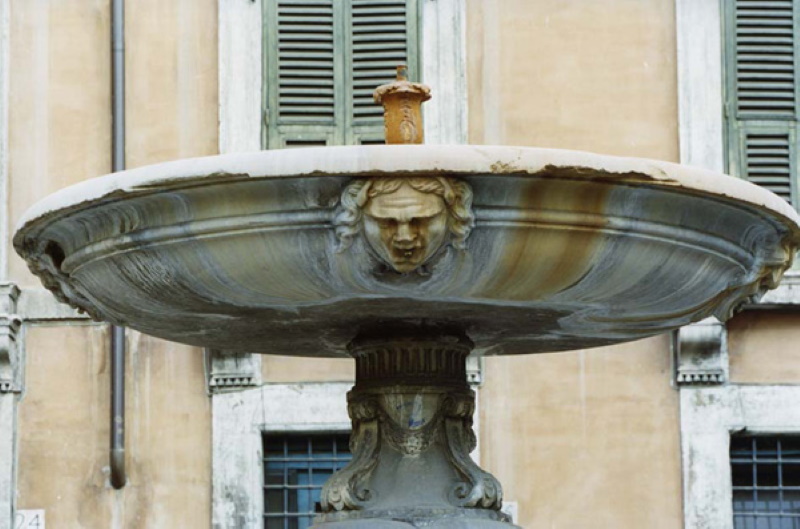 Fontana in piazza delle Cinque Scole, catino superiore Fontana in piazza delle Cinque Scole, catino superiore