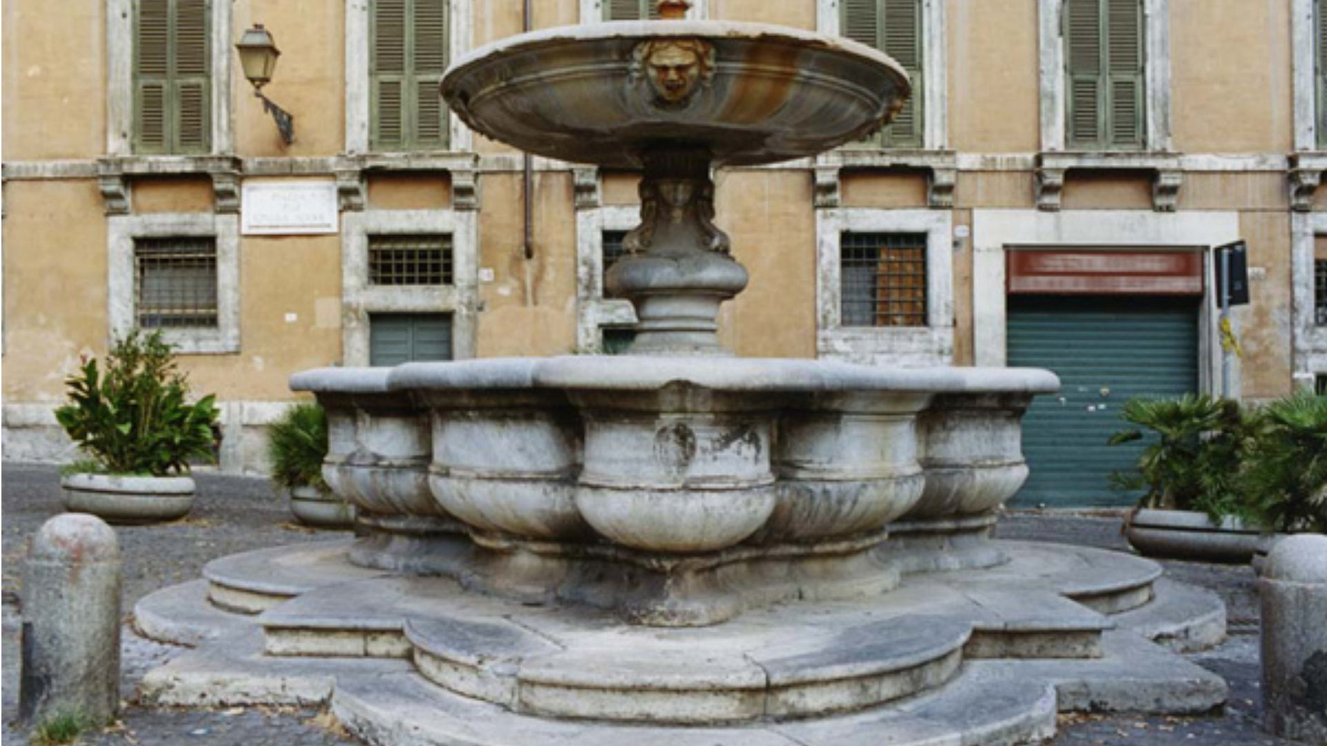 Fontana in piazza delle Cinque Scole Fontana in piazza delle Cinque Scole