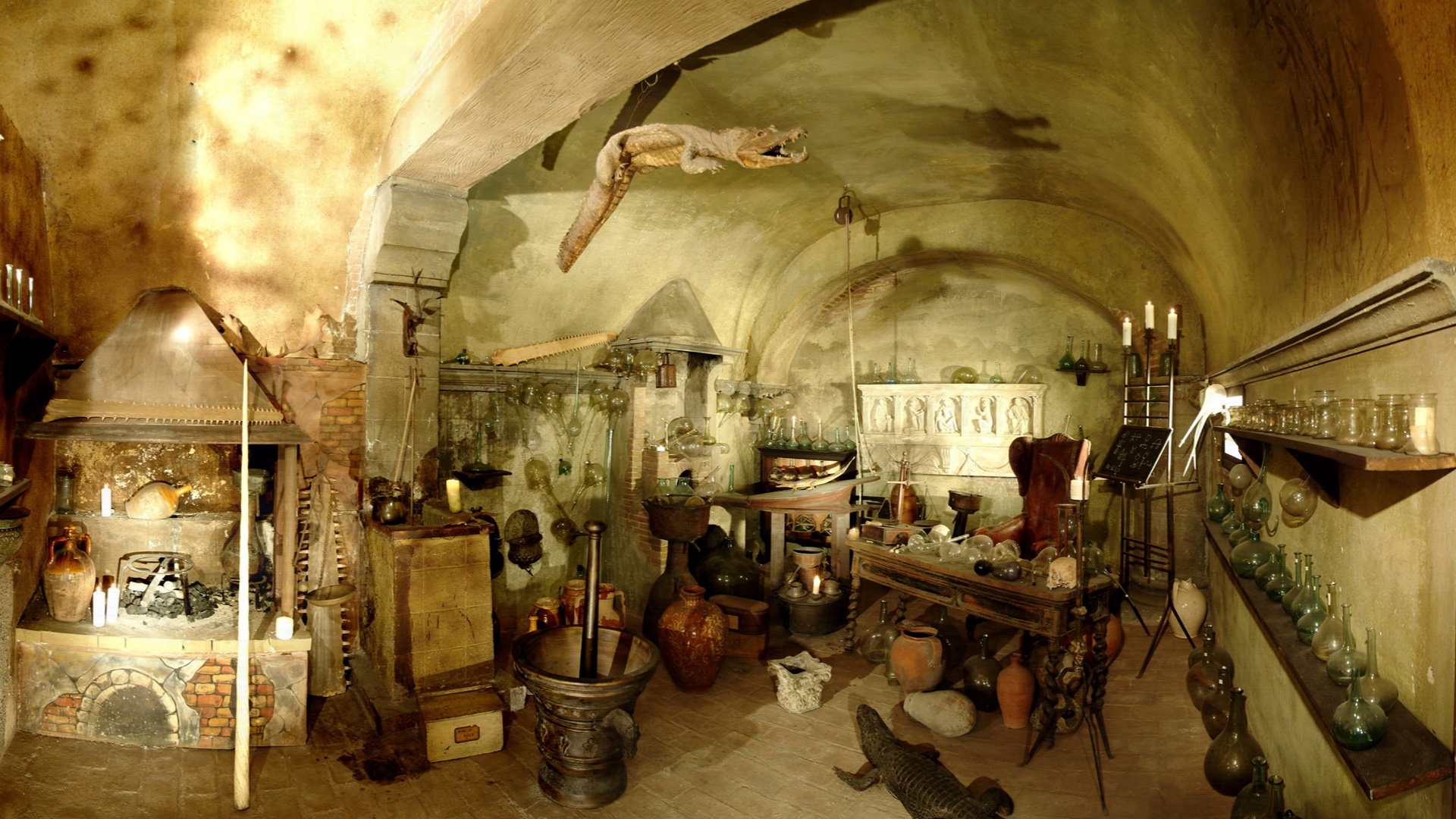 Laboratorio dell'alchimista del XVI secolo - Ricostruzione d’ambiente Laboratorio dell'alchimista del XVI secolo - Ricostruzione d’ambiente