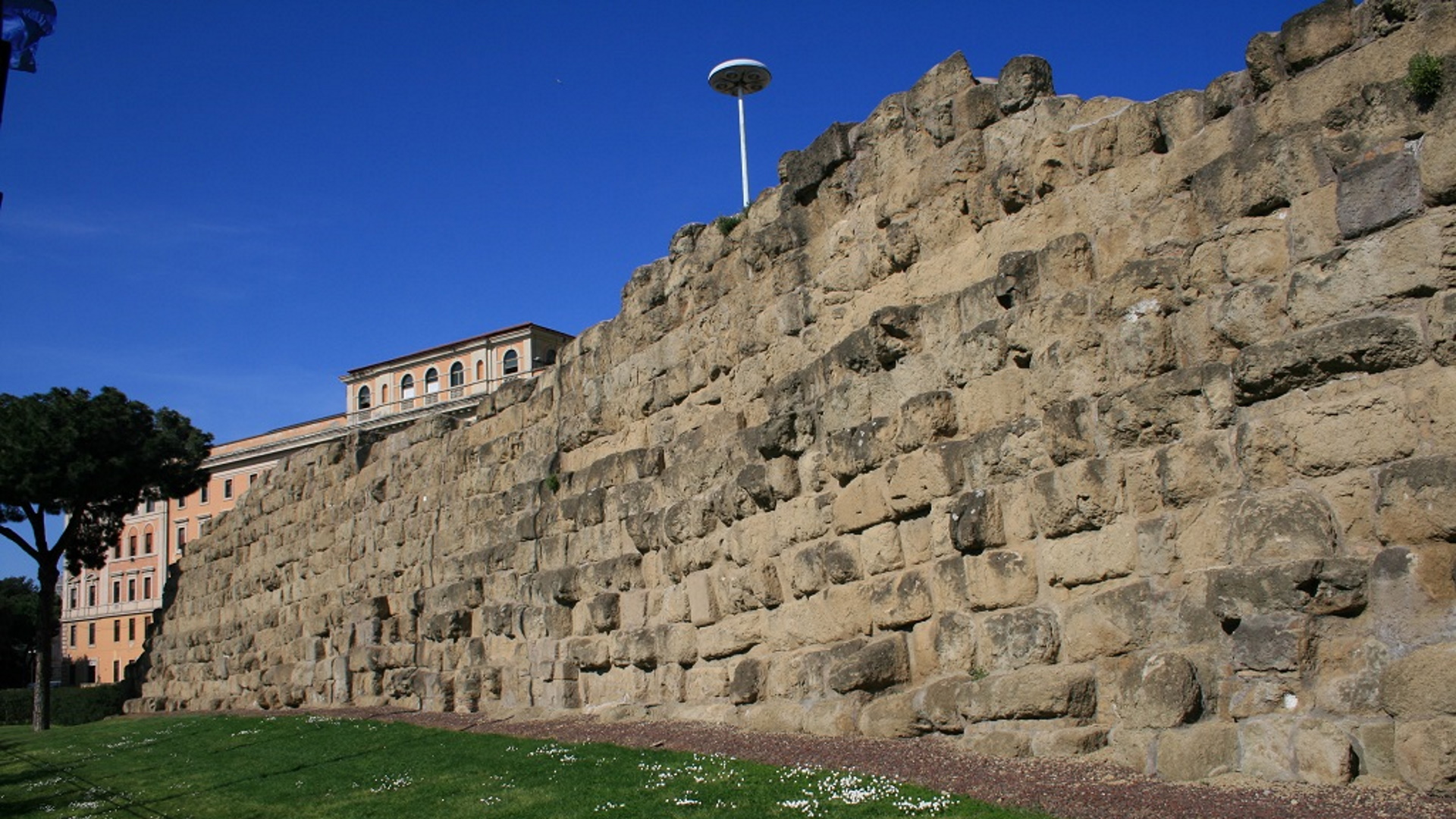 Mura serviane a piazza dei Cinquecento Mura serviane a piazza dei Cinquecento