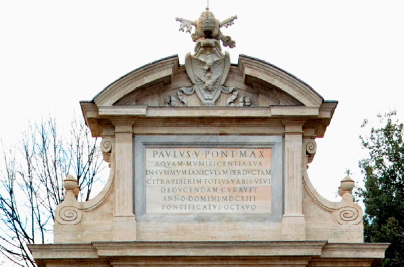 particolare dell'attico con stemma della famiglia Borghese particolare dell'attico con stemma della famiglia Borghese