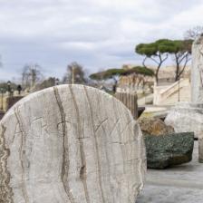 Colonna con iscrizione di cava Colonna con iscrizione di cava