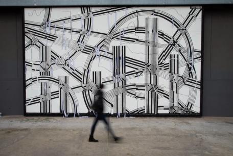 Dettaglio del fondale dell'arena del Teatro di Tor Bella Monaca realizzato da STEN LEX. Foto © Giovanni De Angelis Dettaglio del fondale dell'arena del Teatro di Tor Bella Monaca realizzato da STEN LEX. Foto © Giovanni De Angelis